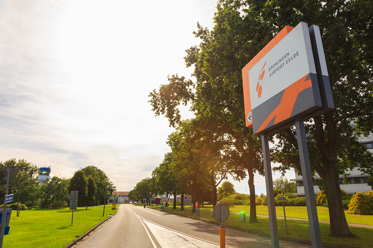 groningen airport-eelde-huisstijl-bewegwijzering-entree-bord