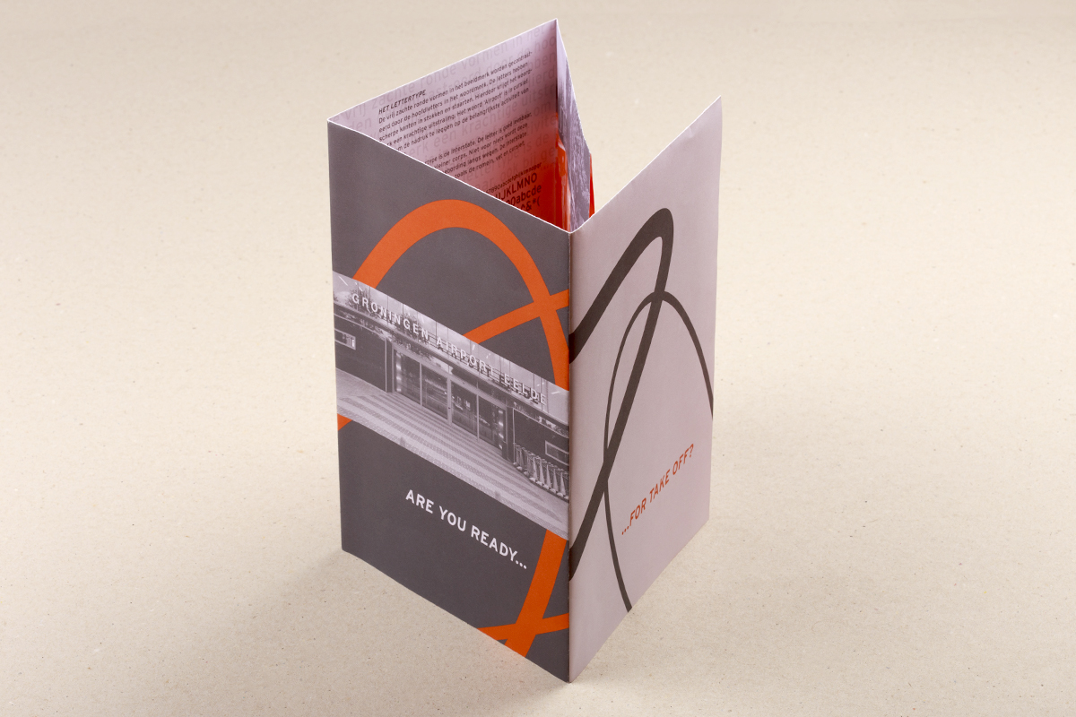 groningen airport-eelde-huisstijl-intro-folder-staand