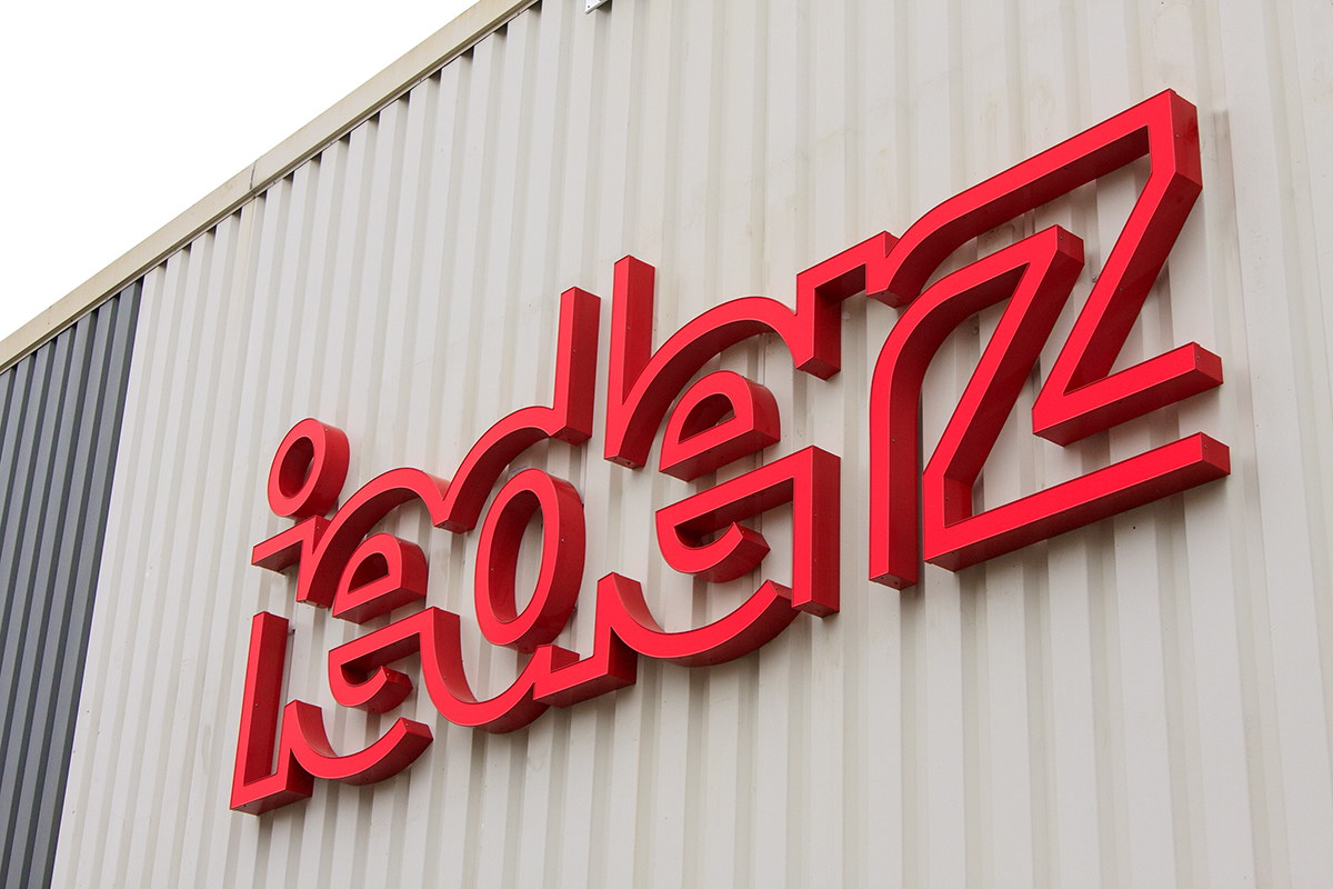 iederz huisstijl-signage-woordmerk-gevel