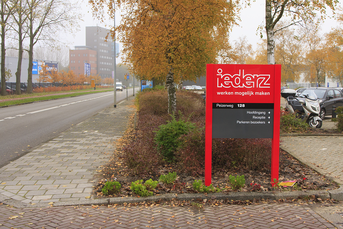 iederz huisstijl-signage-zuil