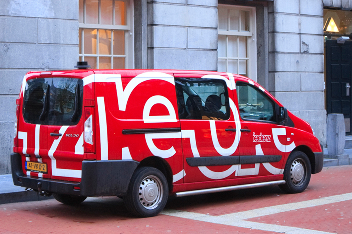 iederz huisstijl-voertuig-bus