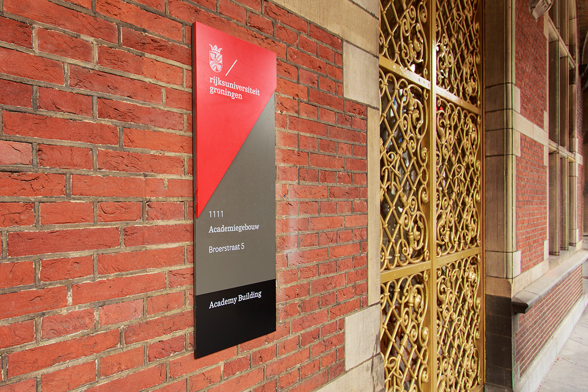 rijksuniversiteit groningen-signage-bord-broerstraat-5