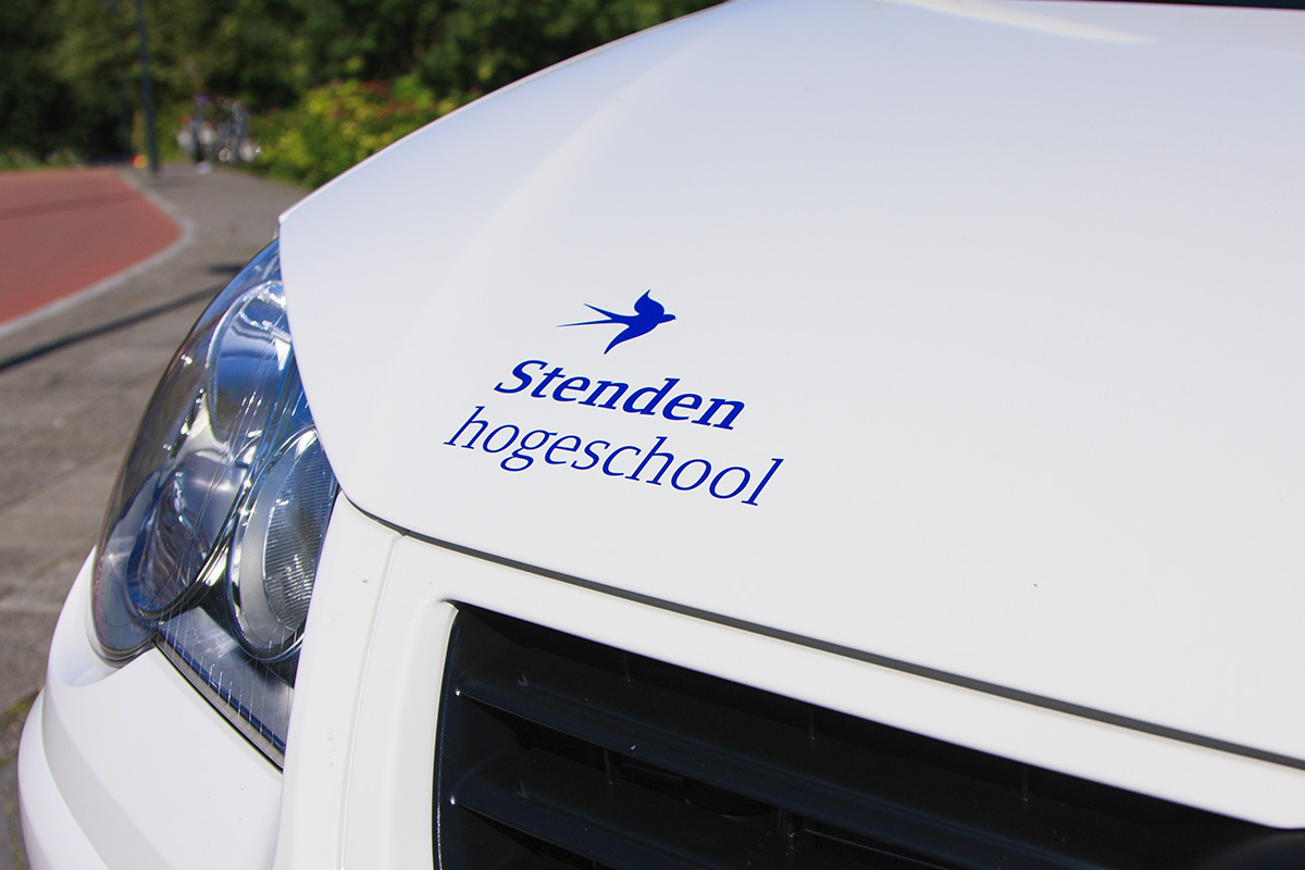 stenden hogeschool-leeuwarden-huisstijl-voertuig-logo